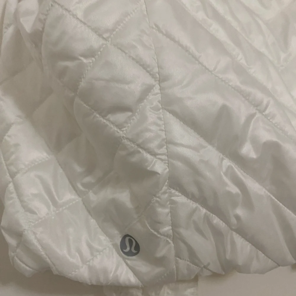 lululemon athletica Wind Runner Quilted Cropped White Hooded Vest